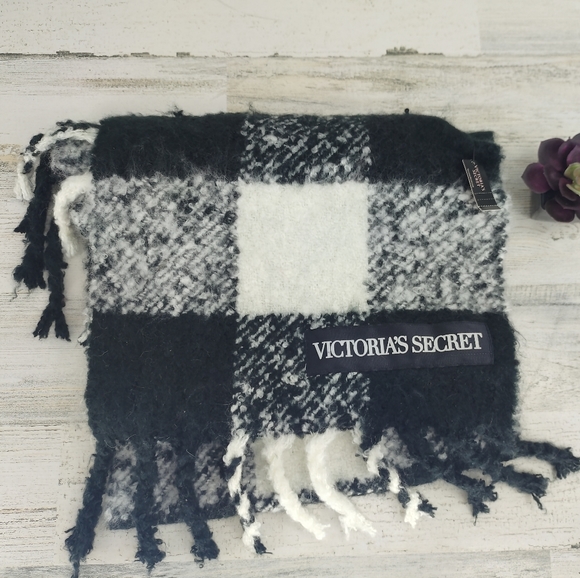 Victoria's Secret Accessories - Victoria Secret Large Checkered New Scarf